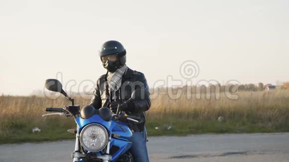 摩托车上一个骑自行车的人的画像在路上四处张望4K视频的预览图