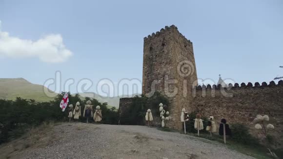 格鲁吉亚高地的古山堡防御堡垒塔和国家毛皮服装视频的预览图