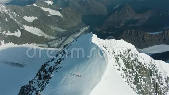阳光明媚的一天欧洲阿尔卑斯山的雪顶和山岭鸟瞰图视频的预览图