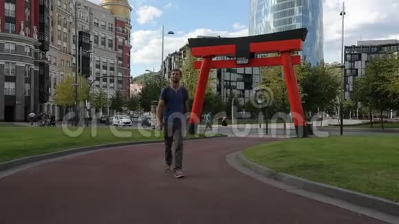 英俊的游客漫步在现代欧洲城市享受观光视频的预览图