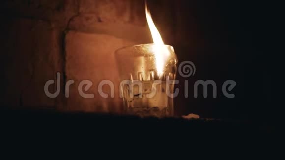 蜡烛在一个小玻璃堆里燃烧很漂亮的蜡烛视频的预览图