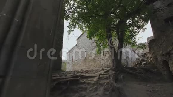 古老的防御砖石堡垒有塔楼城垛和修道院防御建筑视频的预览图