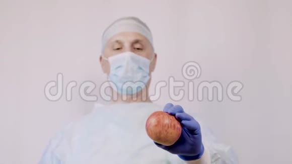 医生指着一个苹果这个手势表明这些是最好的天然维生素健康视频的预览图