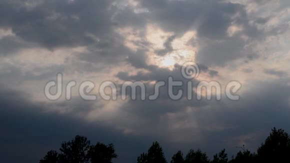 黄昏的天空带着暴风雨的云彩和太阳视频的预览图