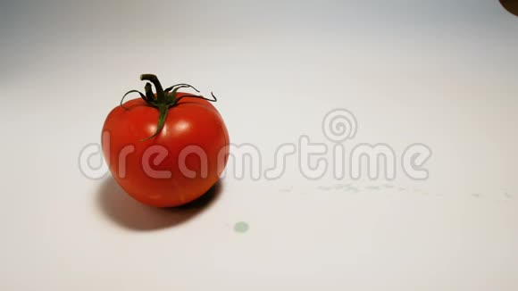 白色背景上的番茄酱和手工书写的假报纸视频的预览图