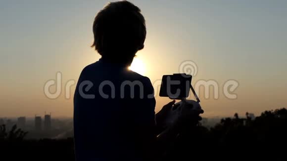 明亮的人在太阳落山时经营全新的无人机视频的预览图