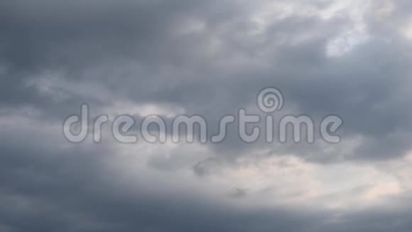 黄昏的天空带着暴风雨的云彩和太阳视频的预览图