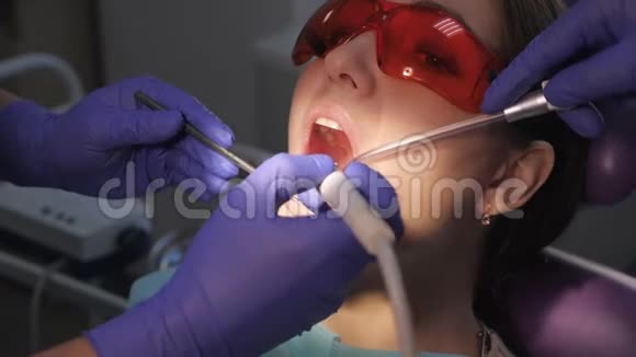 牙科医生在临床上为女性患者治疗牙齿视频的预览图