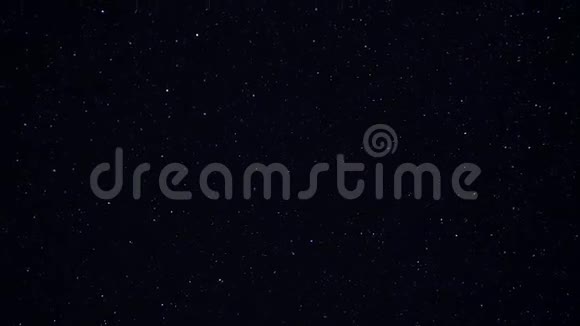 星空在黑暗的夜空中闪烁着星星星空上的星斗迷人的奇观夜晚视频的预览图