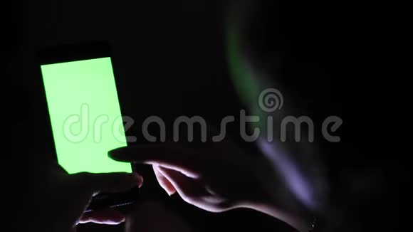 女人手用hroma键的手机视频的预览图