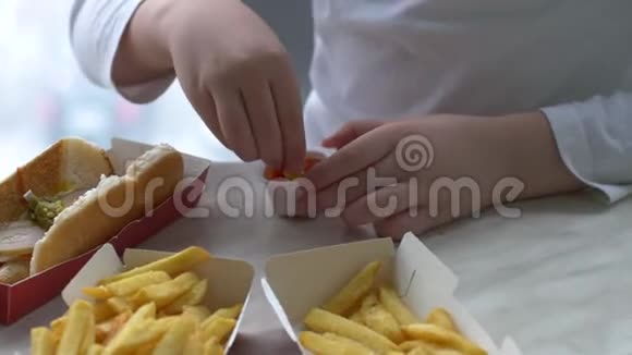 孩子们在快餐店吃午饭男孩喝柠檬水在停车场和城市景观的背景下吃汉堡包视频的预览图