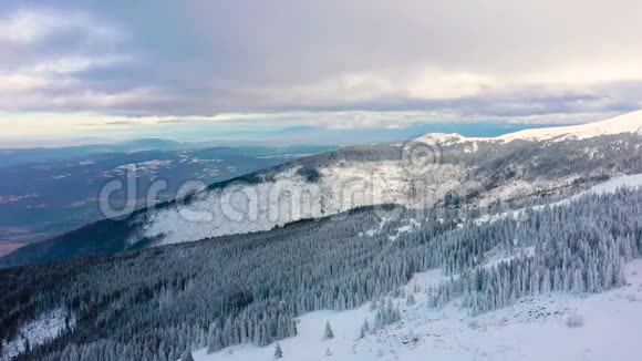 穿越冬季景观的空中景观平滑的无人机镜头视频的预览图