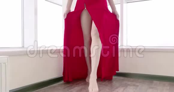 那个穿着红色连衣裙的女人走着走着把相机打开穿红色长裙的女腿特写视频的预览图