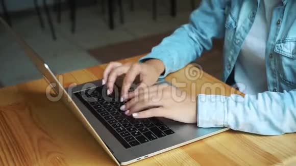 漂亮的黑发女人在咖啡馆里用笔记本电脑视频的预览图