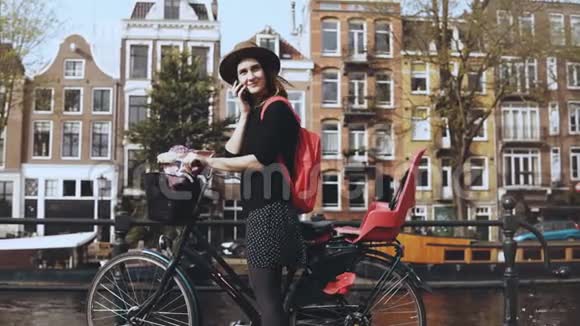时尚可爱的女商人在电话里聊天在移动办公室骑自行车的创意工人4K生活方式拍摄视频的预览图