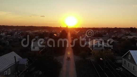 俄罗斯小镇上美丽的日落视频的预览图