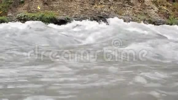 美丽的自然激流的暴风山河山洪泥质河湍河快速水流视频的预览图