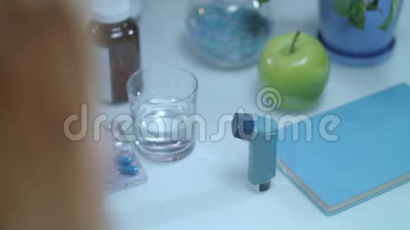 哮喘吸入器在桌子上治疗哮喘病的医疗设备视频的预览图