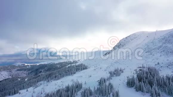 穿越冬季景观的空中景观平滑的无人机镜头视频的预览图