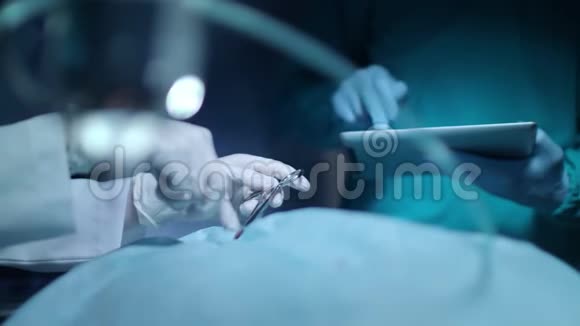 医生用平板电脑外科手术中的医用片剂外科手术组视频的预览图