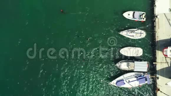 黑海海岸的空中俯视图港口的帆船和游艇视频的预览图