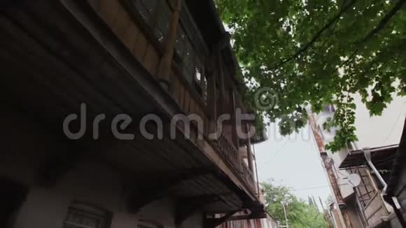 格鲁吉亚第比利斯老城区有一个木制阳台的旧住宅砖工房视频的预览图
