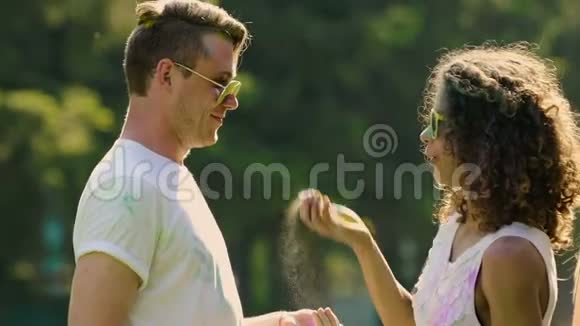 情侣们投掷彩色粉末一起享受美好时光玩得开心视频的预览图