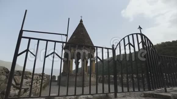 钟塔在古山教堂周围被阿那努里要塞高地历史建筑视频的预览图