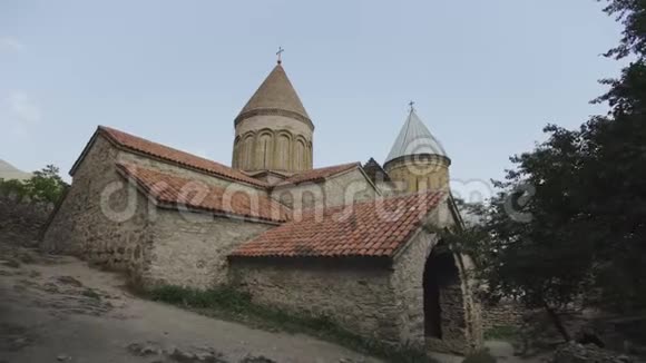 古老的东正教教堂石头和砖瓦顶和高塔佐治亚高地视频的预览图