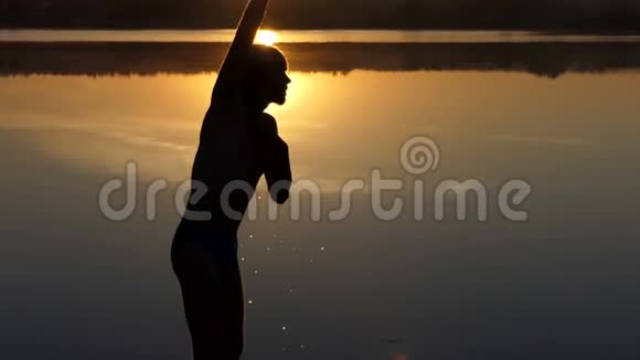 精力充沛的人在湖岸上挥手他要游泳视频的预览图