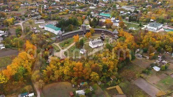 乌克兰巴图林城堡的鸟瞰图摄像机从右到左跟踪视频的预览图