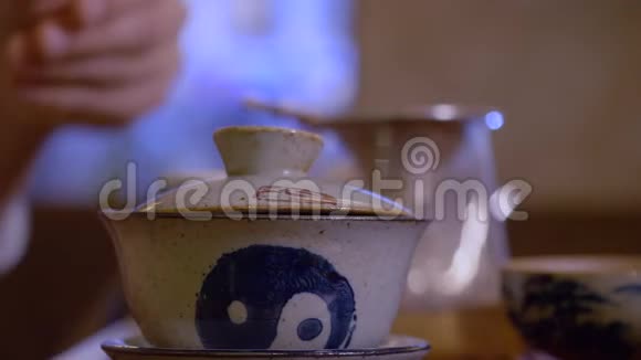 特写大师在茶会上用公平碗从盖湾倒出输液茶视频的预览图
