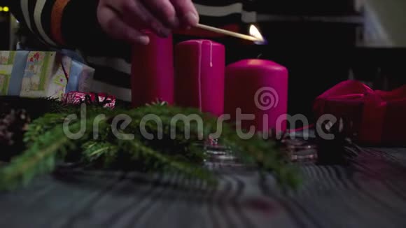 女性手点燃蜡烛庆祝新年视频的预览图