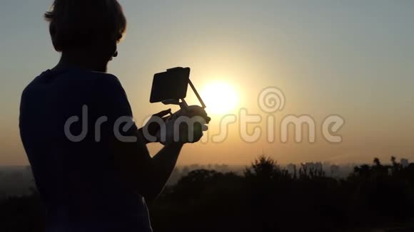 兴奋的人在太阳落山时控制着全新的无人机视频的预览图