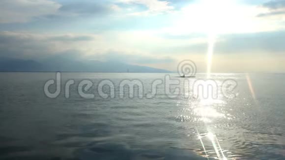 红色的太阳闪闪发亮的火花在水的涟漪反射视频的预览图