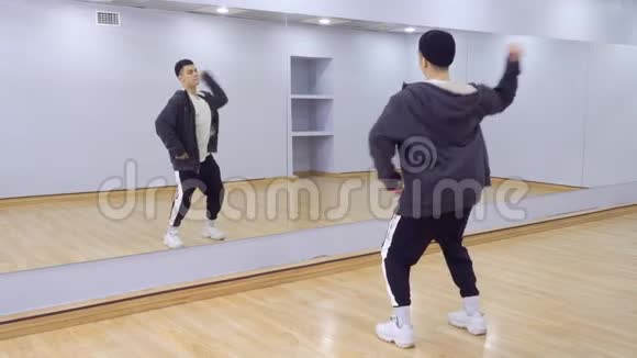 年轻的帅哥在镜子前跳舞视频的预览图