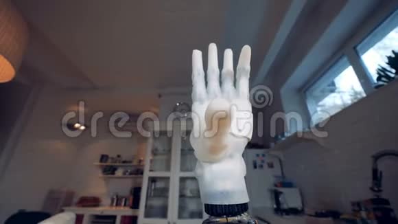 用紧握的拳头举起仿生手臂视频的预览图