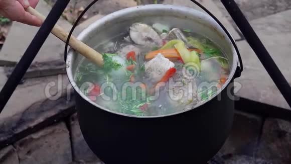 黑铁锅烧鱼汤视频的预览图