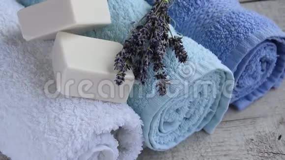 相机在木制背景下沿着干净和新鲜的毛巾洗手盆移动视频的预览图