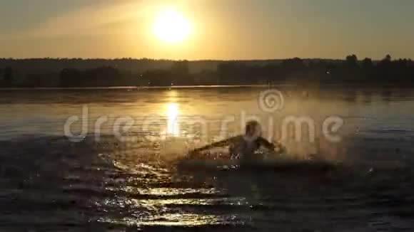 有趣的人在湖里做圆圈在日落时在斯洛莫享受视频的预览图