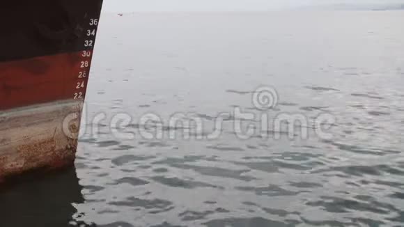 在海港有水印和深度标记的船视频的预览图