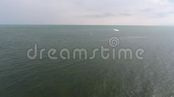 乌克兰斯卡多夫斯克州黑海四重机的喷气滑雪景观视频的预览图