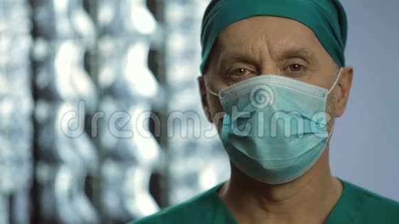 医院值班员工摘下口罩照顾病人健康视频的预览图