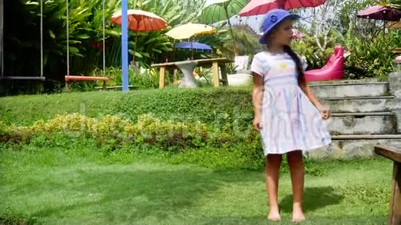 小女孩在花园里跳舞笑着视频的预览图