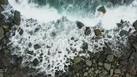 海浪撞击岩石的空中景色视频的预览图