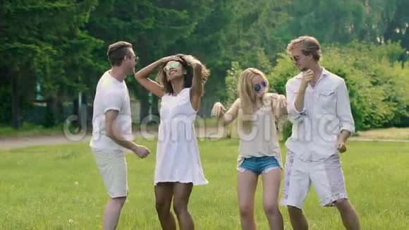 快乐的帅哥和调情的美女跳舞夏季户外派对视频的预览图