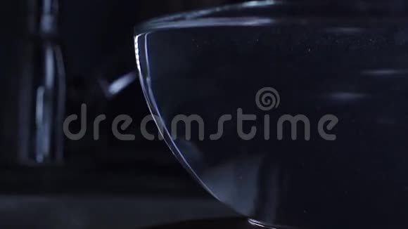水龙头里的水溢出一个玻璃碗慢动作视频视频的预览图