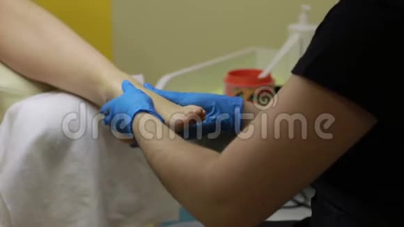 女人的腿脚擦洗脚踏板视频的预览图