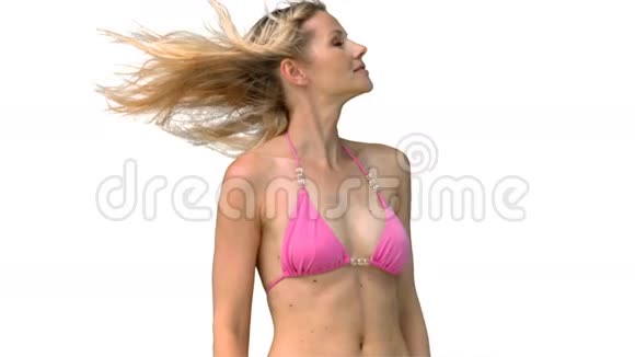 穿着粉色比基尼的女人慢慢转动着头视频的预览图
