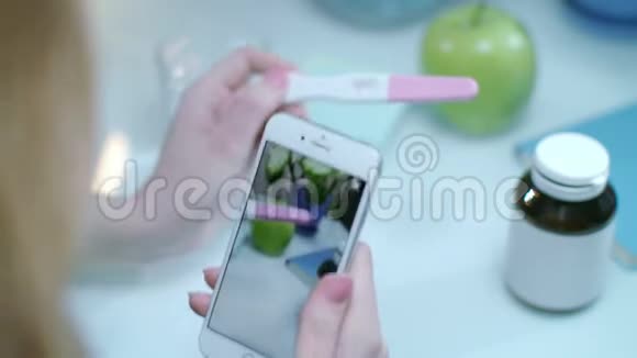 女人拍摩比阳性孕检照片怀孕概念视频的预览图